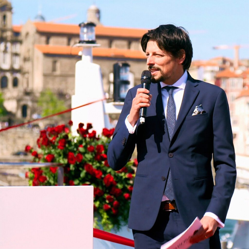 International Event Host. Event-Moderator. Conduttore. Animateur d'événements. Maestro de ceremonias. Mestre de cerimónias.