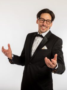 Multilingual Awards Host. Moderator für Preisverleihungen. Conduttore premiazioni. Animateur remises de prix. Presentador entrega de premios. Apresentador cerimónias de prémios.