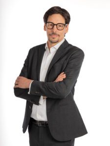 Multilingual Presenter. Moderator. Presentatore. Animateur événementiel. Presentador. Apresentador.