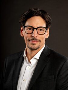 Voiceover Artist with professional home studio. Sprecher. Speaker. Voix off. Locutor. Dobrador.