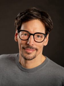 Voiceover Artist with professional home studio. Sprecher. Speaker. Voix off. Locutor. Dobrador.