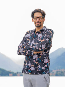 Multilingual Presenter. Moderator. Presentatore. Animateur événementiel. Presentador. Apresentador.