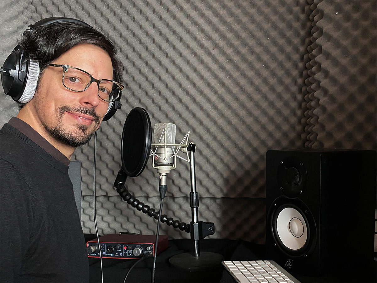 Voiceover Actor with professional home studio. Sprecher. Doppiatore. Speaker. Voix off. Locutor. Dobrador.