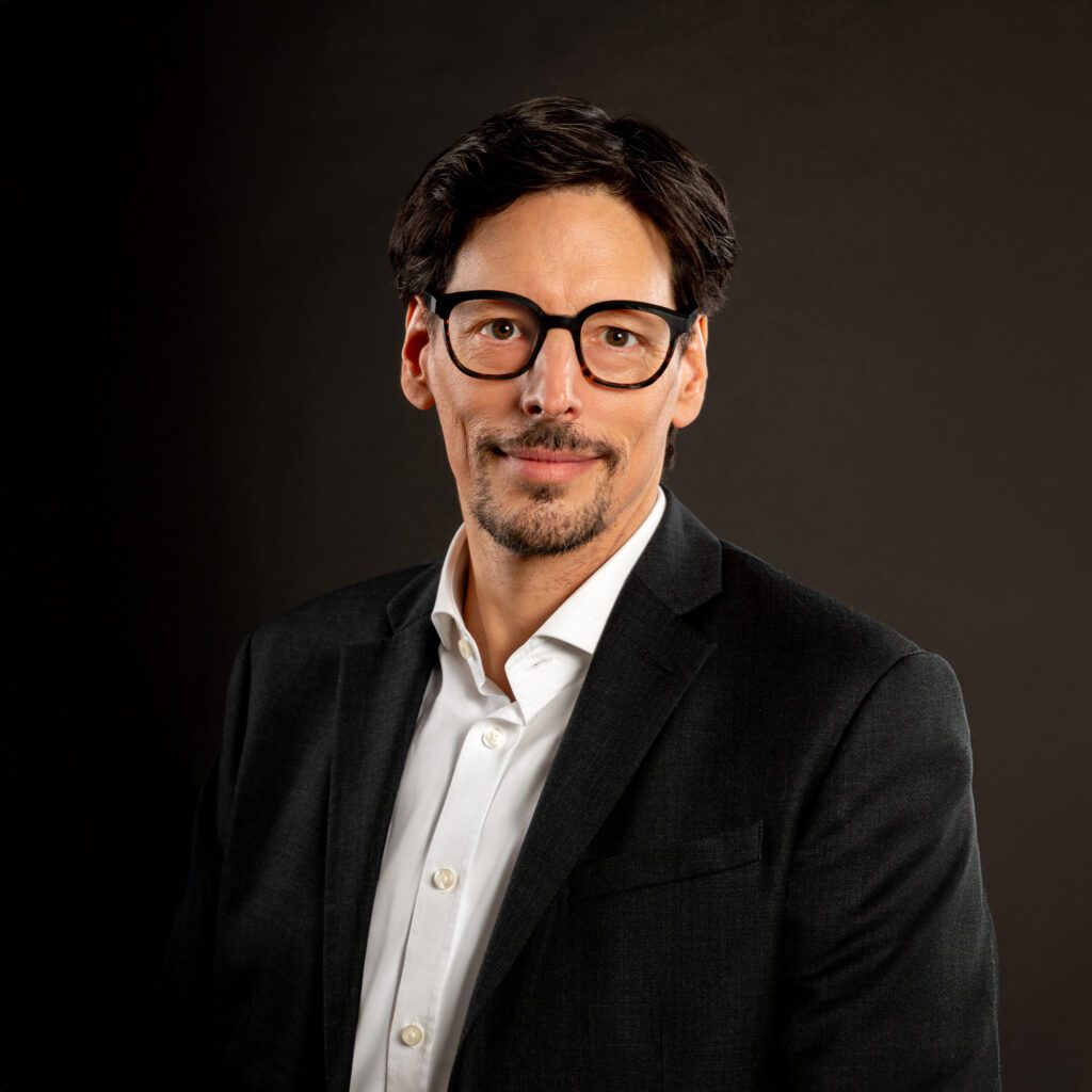 Voiceover Artist with professional home studio. Sprecher. Doppiatore. Speaker. Voix off. Locutor. Dobrador.