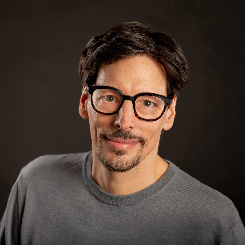 Voiceover Artist with professional home studio. Sprecher. Doppiatore. Speaker. Voix off. Locutor. Dobrador.