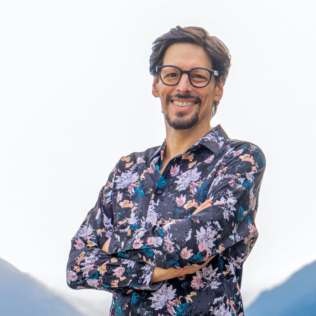 Multilingual Presenter. Moderator. Presentatore. Animateur événementiel. Presentador. Apresentador.